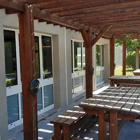 Hotel Logis De Port D'alon - St Cyr Sur 2*